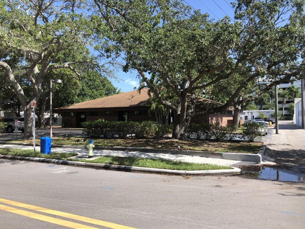 GREAT BUILDING TO BUY OR LEASE!: 1991 Hyde Park St, Sarasota, FL 34239